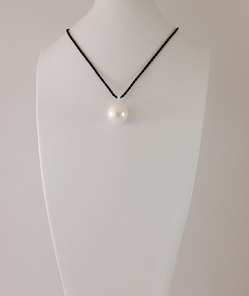 Collier avec cordon tressé et perle over size