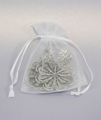 Pochon Organza blanc boucles d'oreilles bijoux